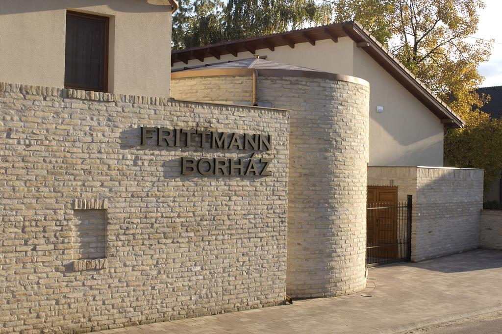 Frittmann Borhaz Bed & Breakfast Шолтвадкерт Екстериор снимка